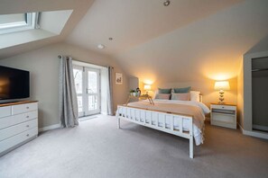 2 bedrooms, desk, iron/ironing board, travel cot