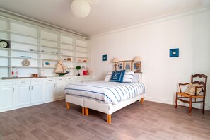 6 Schlafzimmer, Schreibtisch, Bügeleisen/Bügelbrett, Bettwäsche