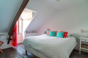 6 habitaciones, escritorio y tabla de planchar con plancha