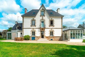 A two-story house with a central entrance, a covered patio, and a conservatory. - Les Myosotis - Maison typique pour 12 (Clohars-Carnoët)