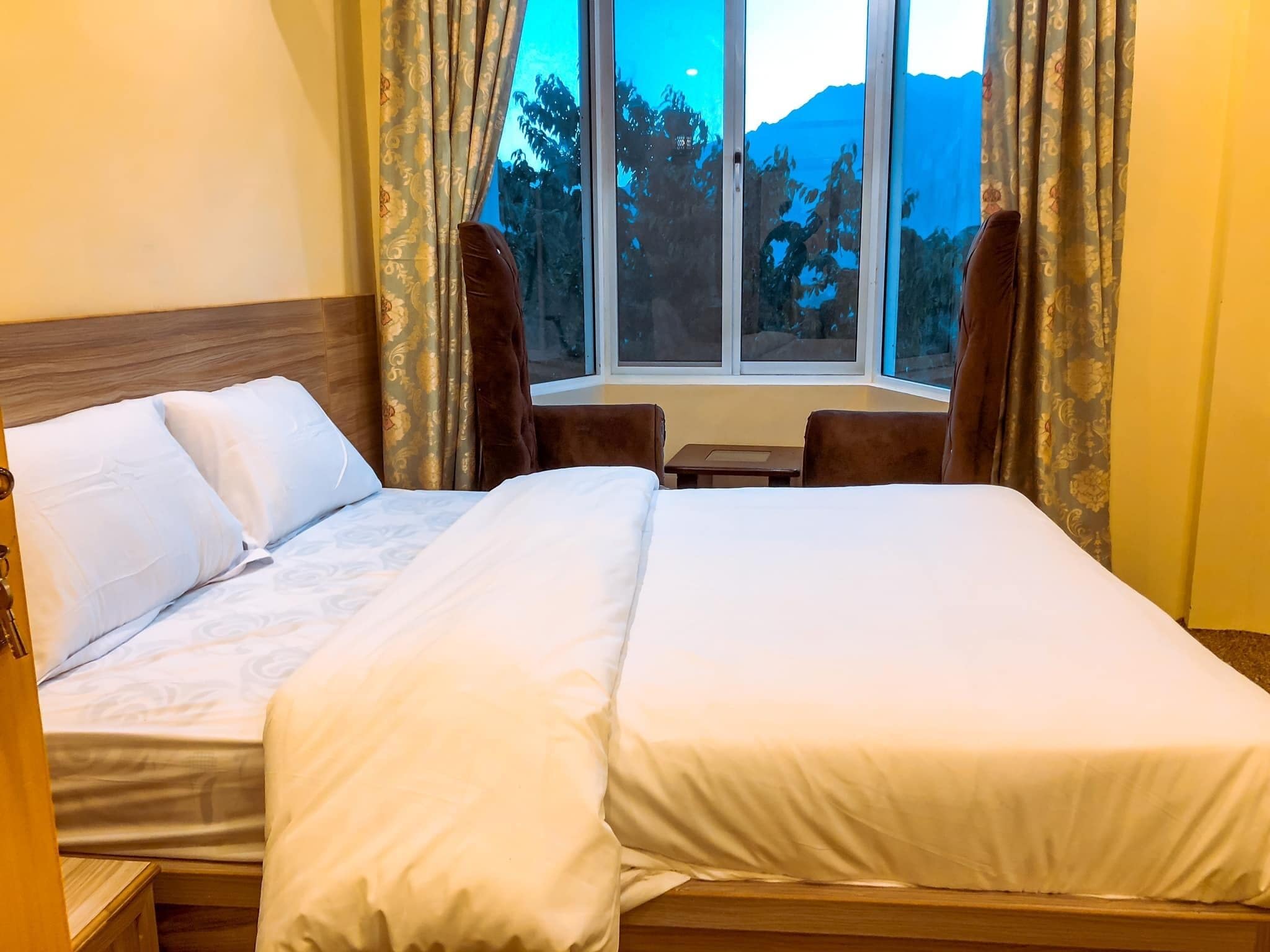 Iron/ironing board, free WiFi, bed sheets