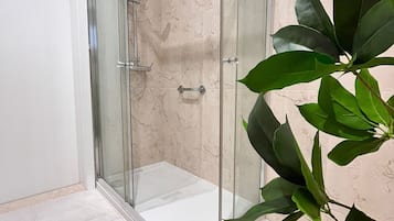 Douche, sĂšche-cheveux, bidet, serviettes fournies