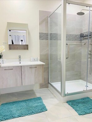 Douche, sèche-cheveux, serviettes fournies, savon
