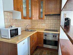 Jääkaappi, mikroaaltouuni, kahvin-/teenkeitin, leivänpaahdin