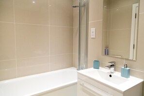Apartment, 2 Queen-Betten | Badezimmer | Duschwanne, Komfortbadewanne, Haartrockner, Handtücher