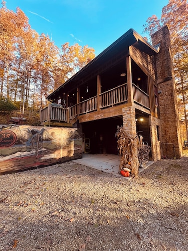 Brown County At It's Best Beautiful Cozy meticulous clean LG Game Room arcade!