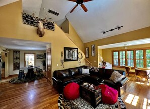 Smart-tv, een open haard, tafelvoetbal en boeken