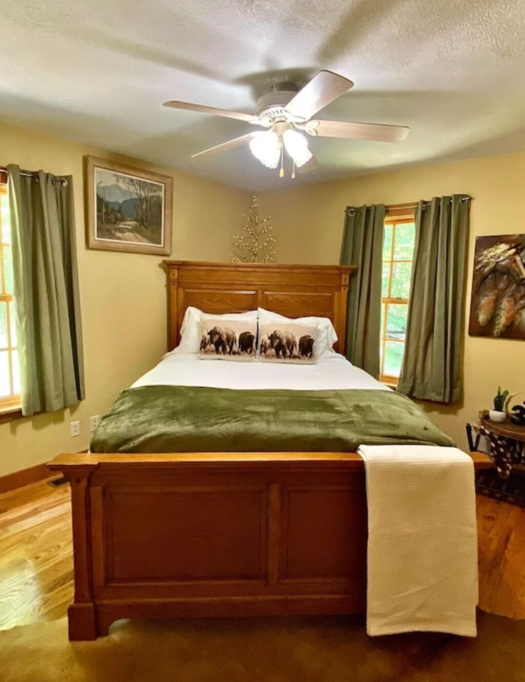 3 bedrooms, desk, iron/ironing board, travel crib