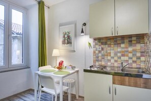 Kühlschrank, Herdplatte, Wasserkocher, Kochgeschirr/Geschirr/Besteck