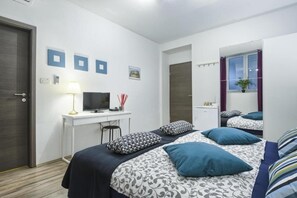 1 bedroom, free WiFi, bed sheets - Economy double or twin room (Pula)