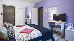 A bedroom with a bed, bedside table, TV, desk, and chair. - Double or twin room  (Pula)