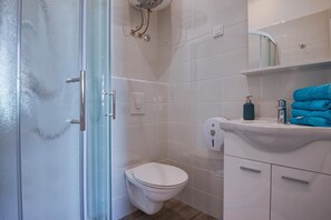 Shower, hair dryer, towels, soap - Studio (2 adults) with city view (Pula)