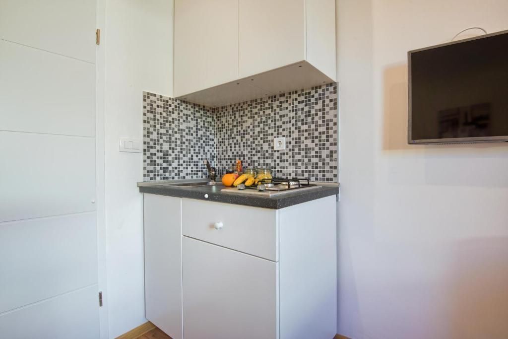 Fridge, stovetop, electric kettle, cookware/dishes/utensils