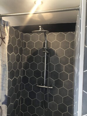 Deluxe-Apartment | Badezimmer | Regendusche, Haartrockner, Handtücher, Seife