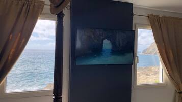 Deluxe Apartment | 1 bedroom, individually decorated, individually furnished, desk