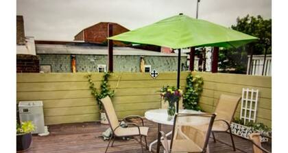 Two bedroom suite.with kitchenette in heart of Newport