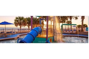 Una piscina techada, una piscina al aire libre