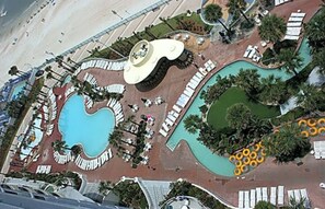 Una piscina techada, una piscina al aire libre