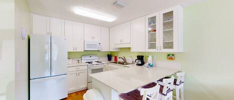Refrigerador, microondas, horno, placa de cocina