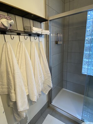 Dusche, Haartrockner, Handtücher, Seife