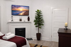 4 bedrooms, desk, iron/ironing board, free WiFi - Historic Victorian Restoration (Savannah)