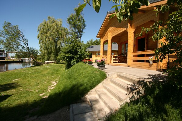 Property grounds - Chalet Copperwing on small-scale nature campsite 't Ol Gat. (Zoutkamp)