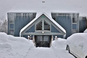 Exterior - 3BR/2BA Whiffletree Condo - Close to Slopes. Shuttle and Discounted Ski Rentals. (Killington)