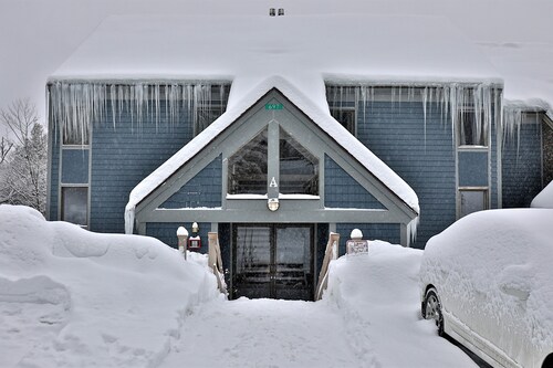 3BR/2BA Whiffletree Condo - Close to Slopes. Shuttle and Discounted Ski Rentals.