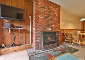 Dining - 3BR/2BA Whiffletree Condo - Close to Slopes. Shuttle and Discounted Ski Rentals. (Killington)