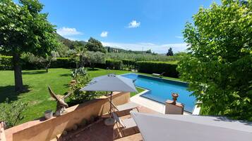 Außenpool (je nach Saison geöffnet), Sonnenschirme, Liegestühle