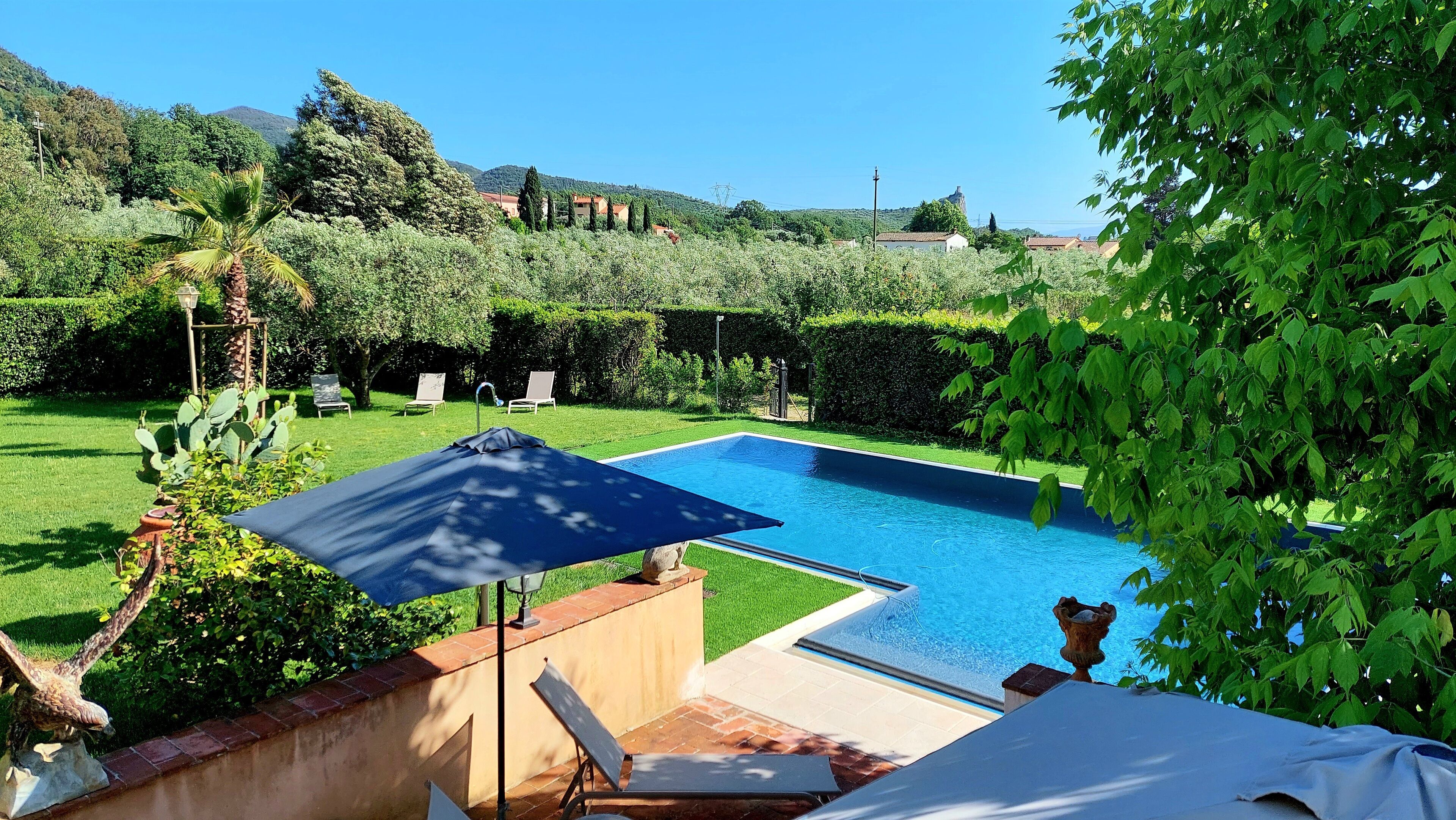 Außenpool (je nach Saison geöffnet), Sonnenschirme, Liegestühle