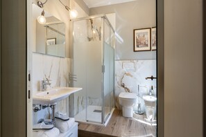Deluxe Double Room, Garden View | Bathroom | Shower, free toiletries, hair dryer, bidet - Ninfeo dell' Arancera (Calci)