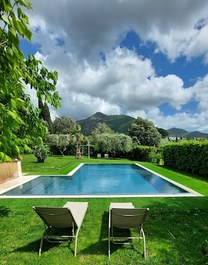 Piscina externa sazonal, funciona das 9h às 19h, guarda-sóis