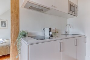 Kjøleskap, mikrobølgeovn, kokeplater og kaffetrakter/tekoker