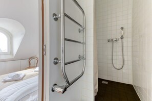 Dusj, toalettartikler (inkludert), hårføner og håndklær