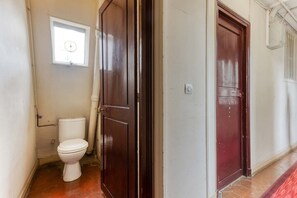 Douche, articles de toilette gratuits, sèche-cheveux