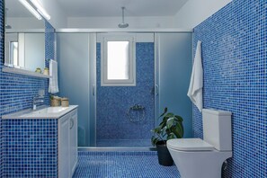 Sèche-cheveux, bidet, serviettes fournies, savon