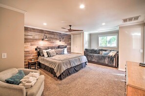 4 bedrooms, desk, iron/ironing board, WiFi - Stunning Kent Lake House w/ Private Dock! (Kent)