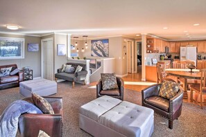 TV, fireplace, DVD player, books - Stunning Kent Lake House w/ Private Dock! (Kent)