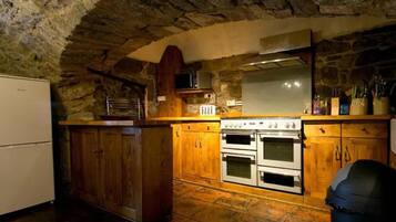 House | Private kitchen | Fridge, microwave, oven, stovetop