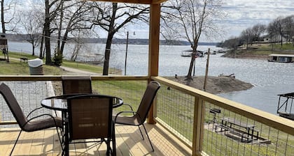 Cozy lake front Cabin that's perfect for two!