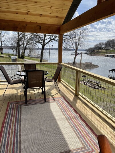 Cozy lake front Cabin that's perfect for two!