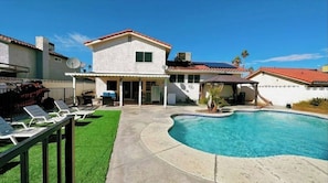 Alberca al aire libre y alberca climatizada