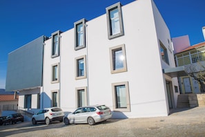 A modern building with multiple windows and a paved ground. - Belmonte Sinai Hotel (Belmonte)