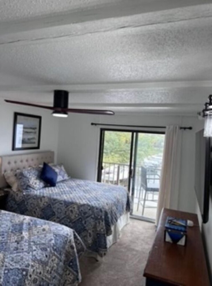 Harborage condo. It sleeps 6 comfortably . Harbor / Lake view. Newly renovated Clear Lake Vrbo