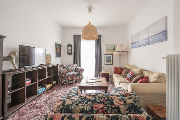 Living area - WEST ATHENS APARTMENT (Πετρούπολη)