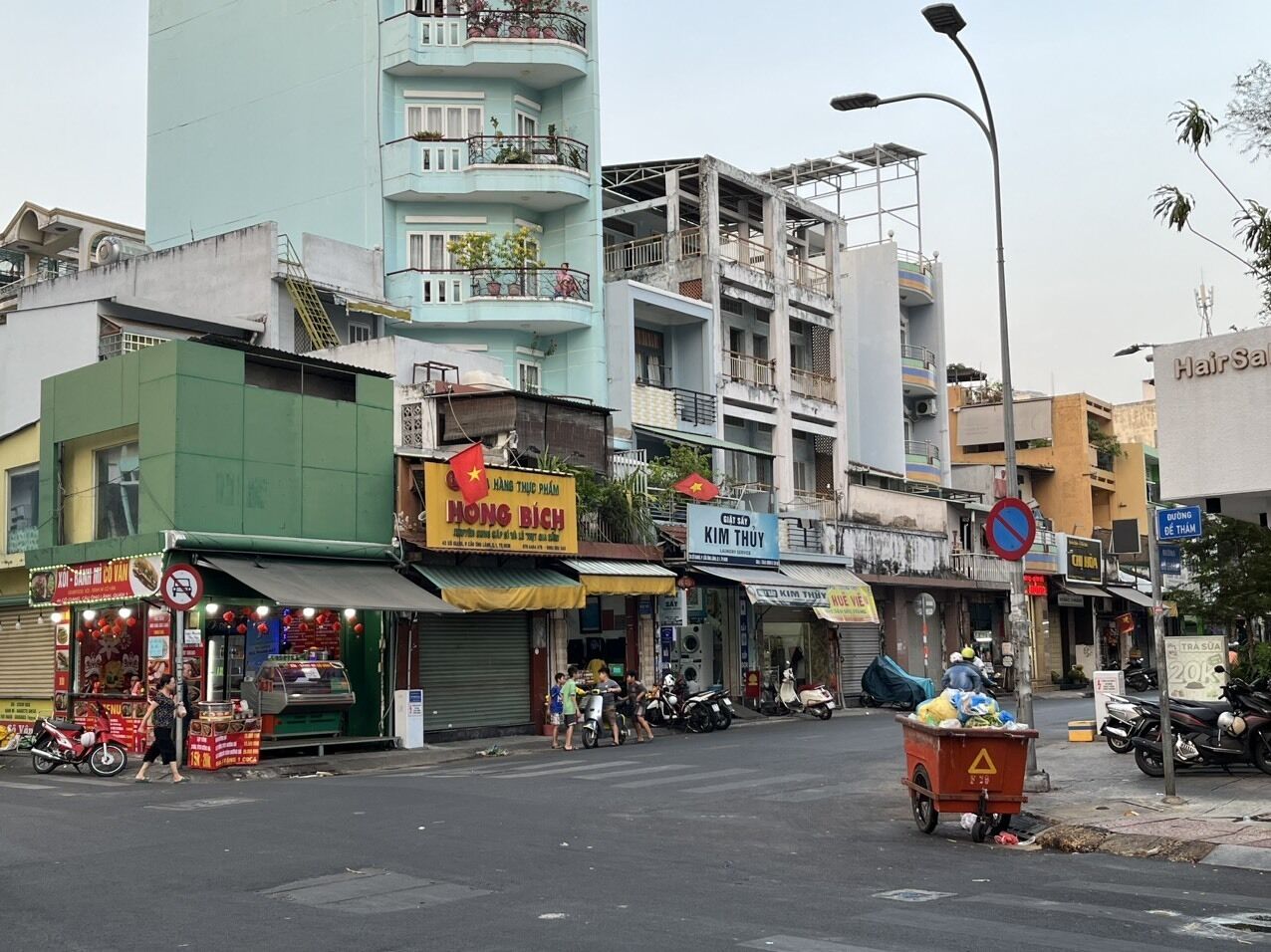 A street with various shops, including a restaurant named 'Hong Bich'.