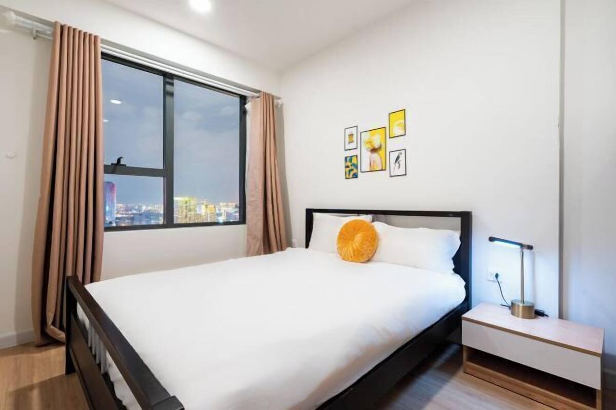 Hypo-allergenic bedding, desk, soundproofing, free WiFi