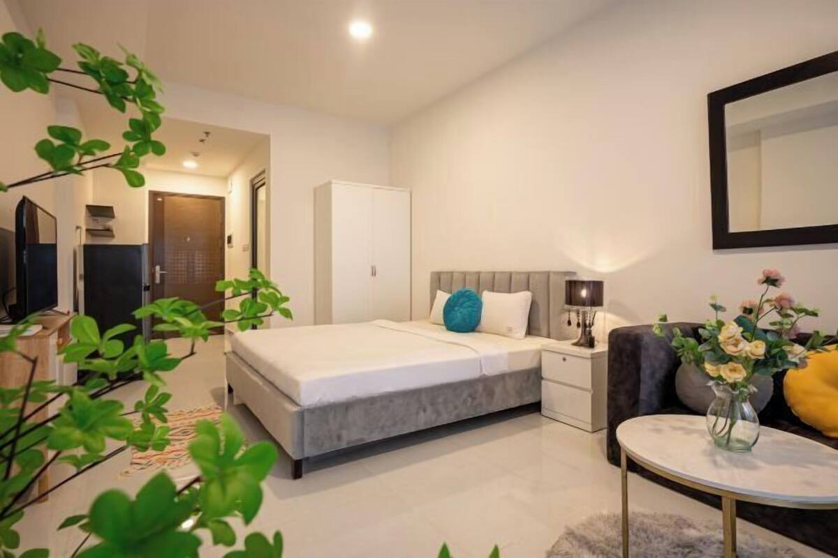 Hypo-allergenic bedding, desk, soundproofing, free WiFi