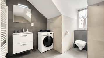 Secadora de cabello, toallas, jabón, shampoo